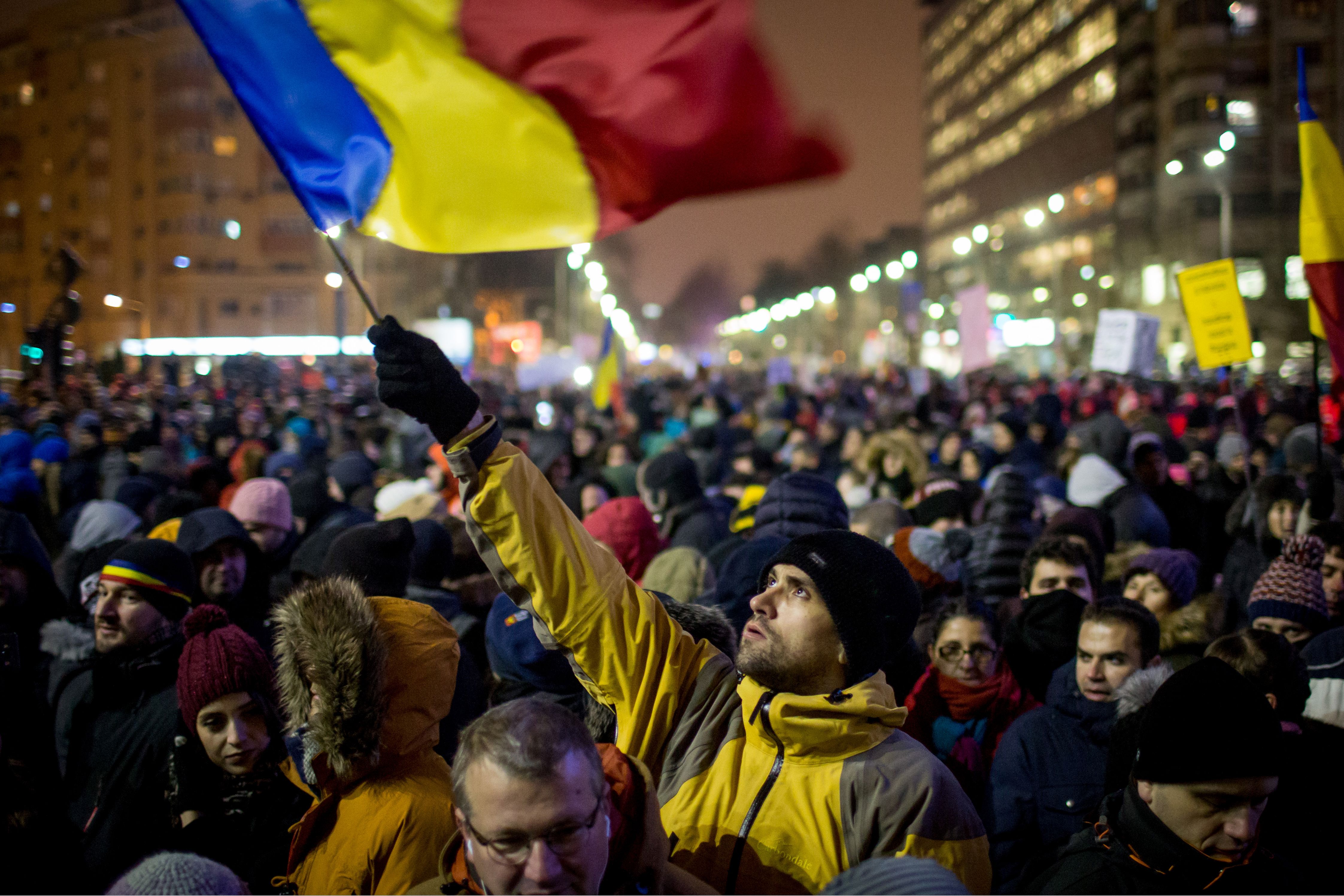Regierung reagiert auf Massenproteste: Rumäniens Parlament billigt Referendum zu Korruption