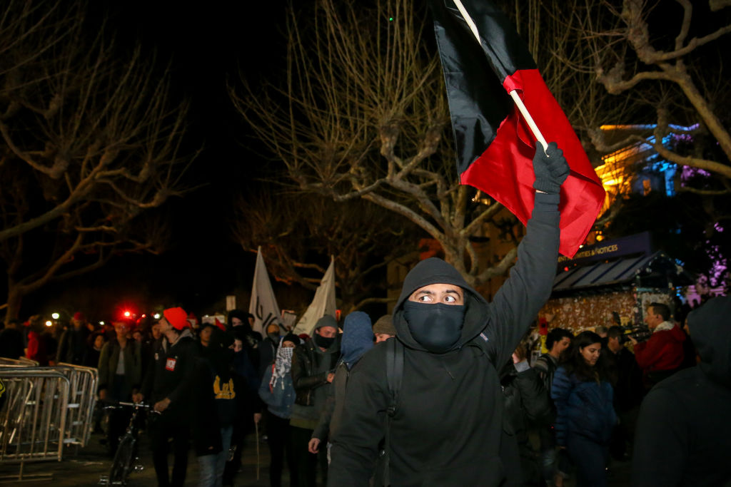 „Tötet Trump“-Slogans bei Universitätskrawalle: Trump bezeichnet Demonstranten als „professionelle Anarchisten“