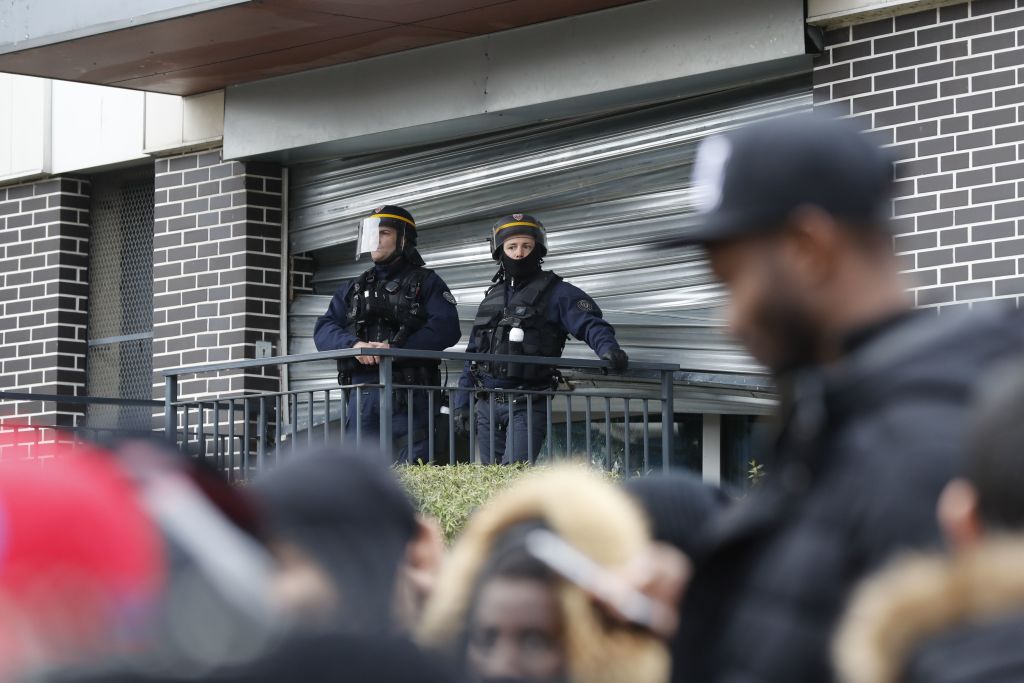 Polizeigewalt in Frankreich: Polizei rammt 22-Jährigen Schlagstock in den After und nennt es „bedauernswerten Unfall“
