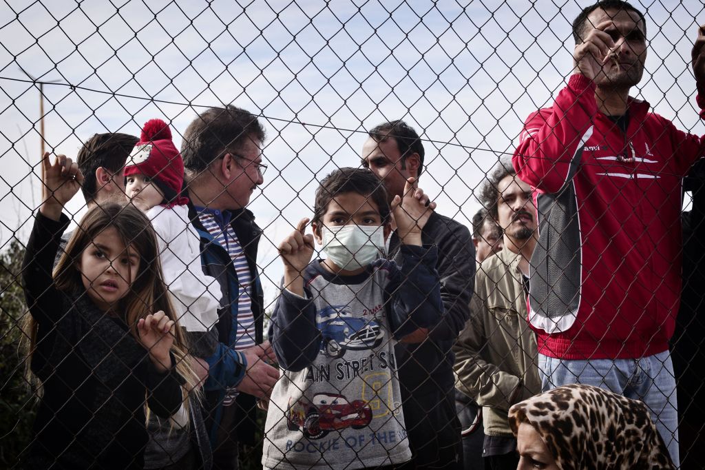 „Wir sind Menschen, keine Tiere“ – Migrationsminister in Flüchtlingslager bei Athen mit Protesten konfrontiert