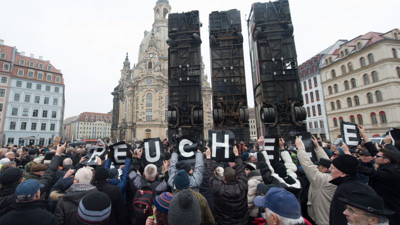 Dresden: Wütender Protest gegen OB Hilbert – Bus-Installation vor Frauenkirche eröffnet