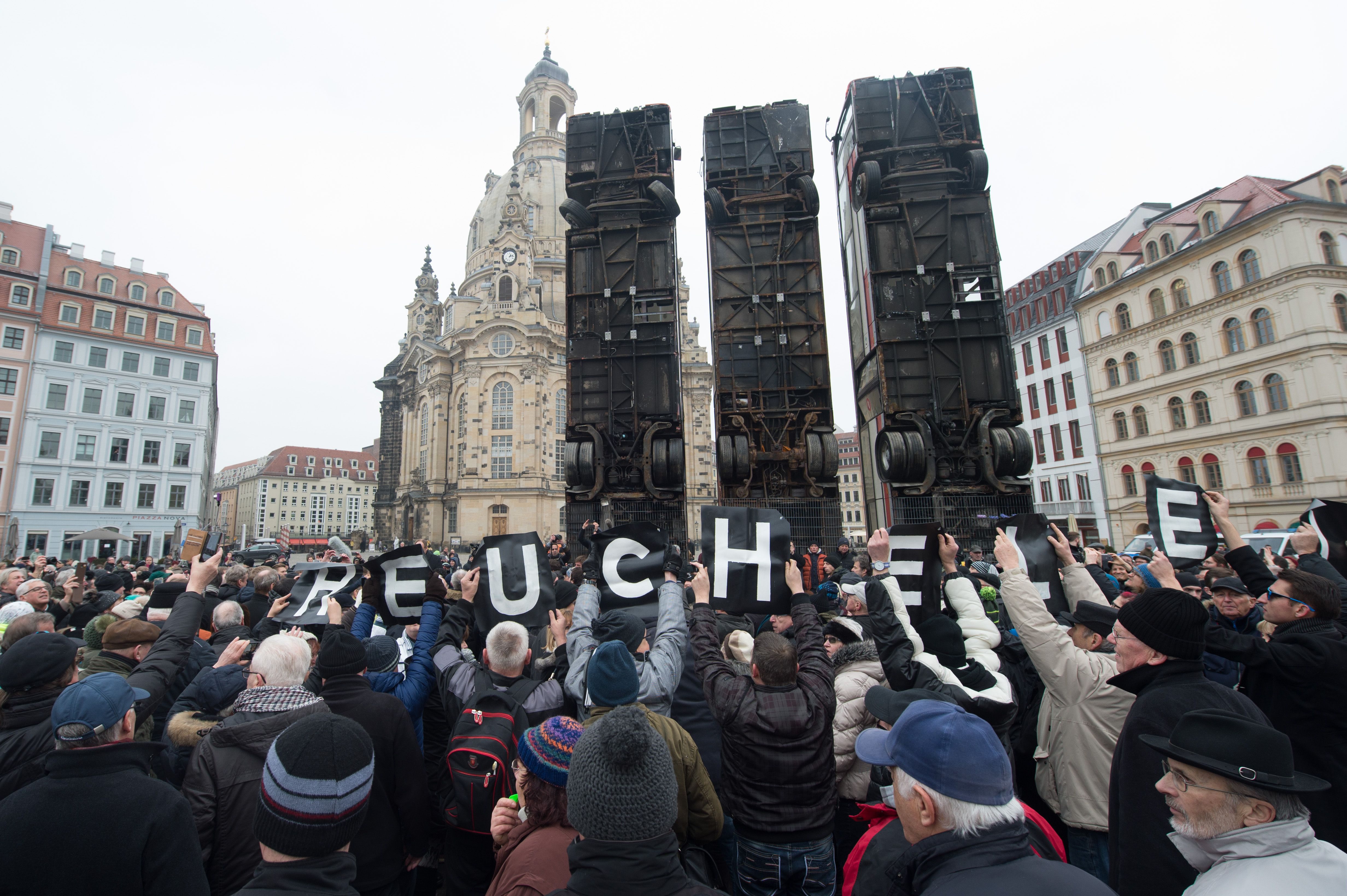Dresden: Wütender Protest gegen OB Hilbert – Bus-Installation vor Frauenkirche eröffnet