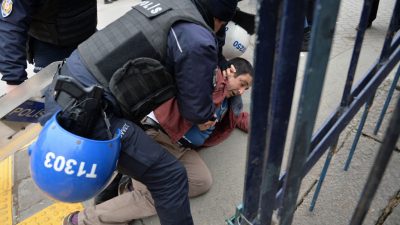 Proteste gegen Entlassung hunderter Professoren in Ankara – Tränengasgranaten und Gummigeschosse gegen Demonstranten