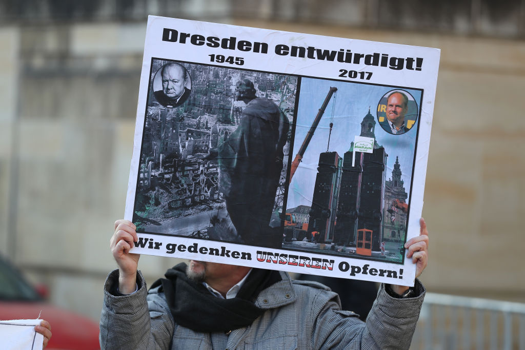 Installation „unangemessen und respektlos“: Gericht weist Eilantrag gegen umstrittene Buswracks in Dresden ab