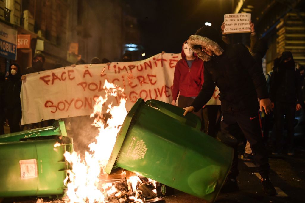 Antifa und Migranten liefern sich Kämpfe mit der Polizei – Erstmals auch in Pariser Innenstadt