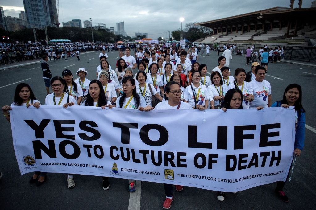 Tausende Katholiken protestieren in Manila gegen blutigen Anti-Drogenkrieg von Präsident Duterte