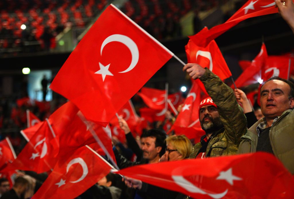 „Wer sein Land liebt, sagt Ja“: Yildirim wirbt vor Türken in Oberhausen für Präsidialsystem – Rund 750 Gegendemonstranten