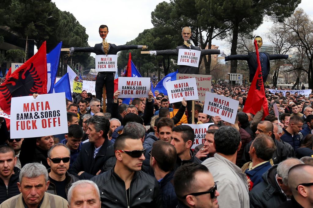 Tausende Demonstranten in Albanien fordern Rücktritt der Regierung