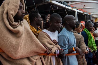 NGO sammelt 300 Migranten vor libyscher Küste ein und schifft sie nach Europa