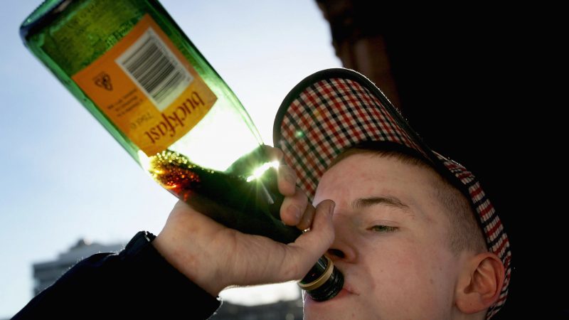 Riskanter Alkoholkonsum von Eltern fördert Rauschtrinken bei Jugendlichen