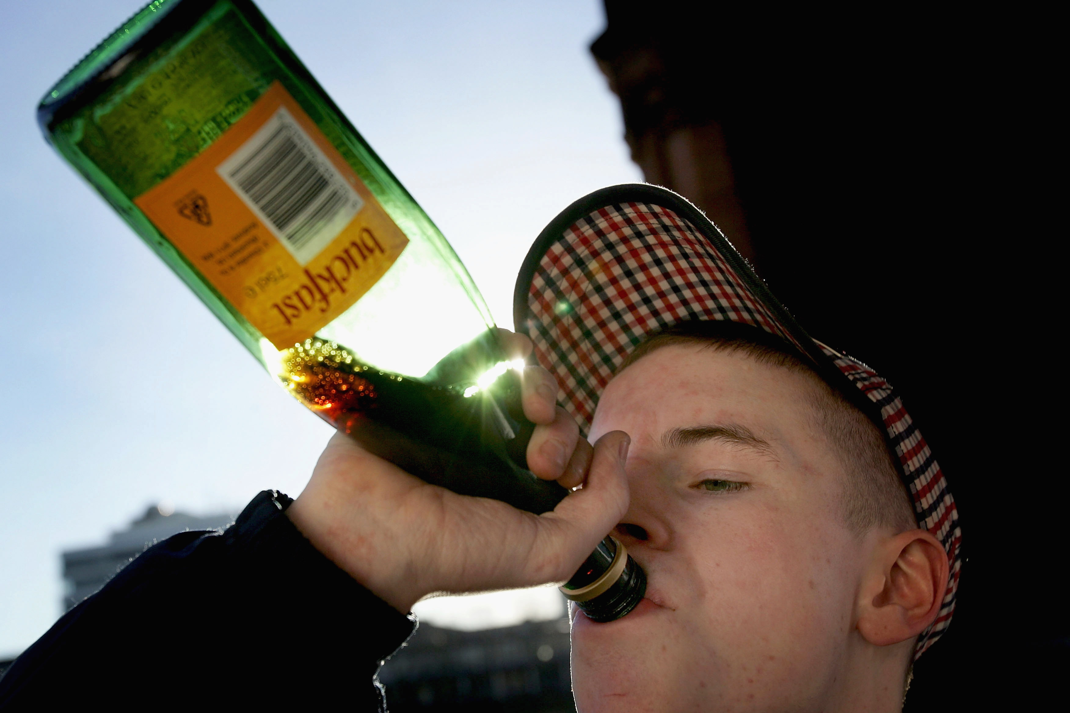Riskanter Alkoholkonsum von Eltern fördert Rauschtrinken bei Jugendlichen