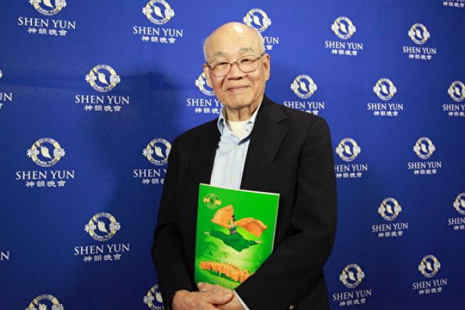 Professor staunt ehrfürchtig über die exquisite Leistung von Shen Yun