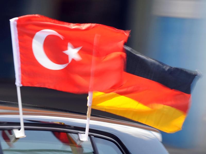 Bundesregierung soll Stellung beziehen, SPD für und CSU gegen türkischen Wahlkampf in Deutschland