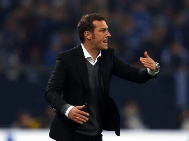Schalke-Trainer Markus Weinzierl muss mit seiner Mannschaft den schweren Gang nach München antreten. Foto: Ina Fassbender/dpa
