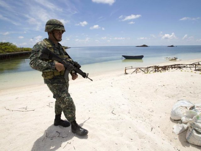 Ein philippinischer Soldat patrouilliert auf einer der umstrittenen Inseln im Südchinesischen Meer. Foto: Ritchie B. Tongo/Archiv/dpa