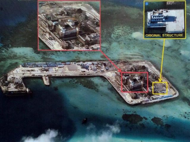 Aufwendige Militäranlagen am Chigua-Riff, das zu den umstrittenen Spratly-Inseln gehört. Foto: Philippinische Armee/Archiv/dpa