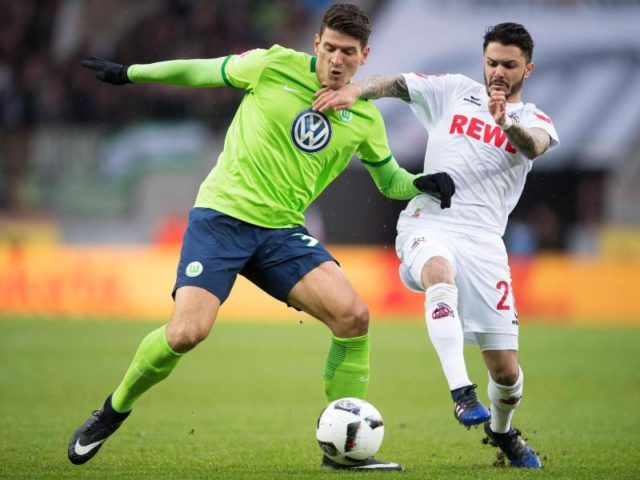 Kölns Leonardo Bittencourt (r) kämpft gegen den Wolfsburger Mario Gomez um den Ball. Foto: Marius Becker/dpa