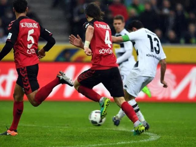 Der Gladbacher Lars Stindl erzielt das 1:0 gegen Freiburg. Foto: Federico Gambarini/dpa