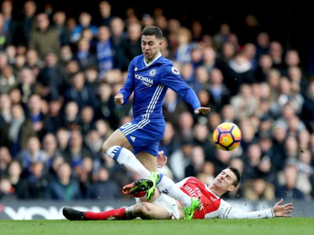 Chelseas Eden Hazard lief beim Treffer zum 2:0 durch die gesamte Arsenal-Defensive. Foto: Steven Paston/dpa