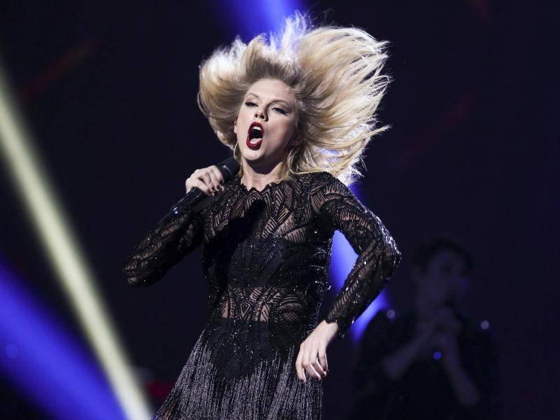 Taylor Swift sagt gegen angeblichen „Po-Grapscher“ aus