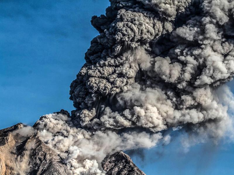 Indonesischer Vulkan Sinabung ausgebrochen – Sperrzone eingerichtet