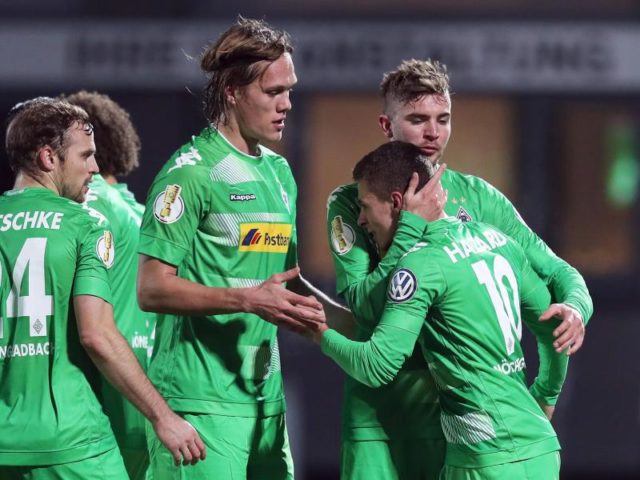 Die Spieler von Borussia Mönchengladbach feiern Thorgan Hazard (r) der per Strafstoß den Treffer zum 2:0-Sieg gegen Fürth erzielte. Foto: Daniel Karmann/dpa