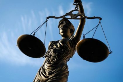 Mehr als tausend Corona-Atteste gefälscht: Ärztin muss in Haft