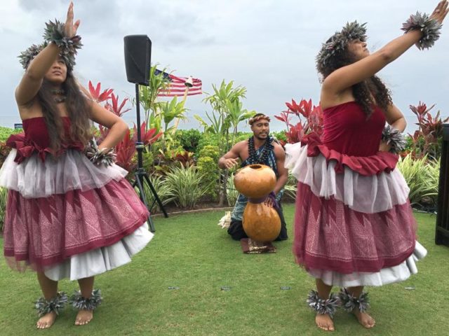 Hawaiianische Tänzer treten vor der Auslosung der Partien für die Fed-Cup-Begenung zwischen den USA und Deutschland auf. Foto: Wolfgang Müller/dpa