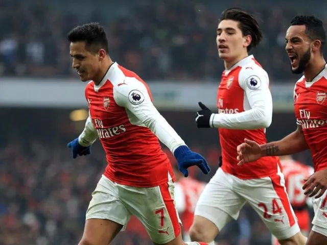 Alexis Sánchez (l.) schießt den FC Arsenal mit zwei Treffern zum Sieg über Hull City. Foto: Adam Davy/dpa