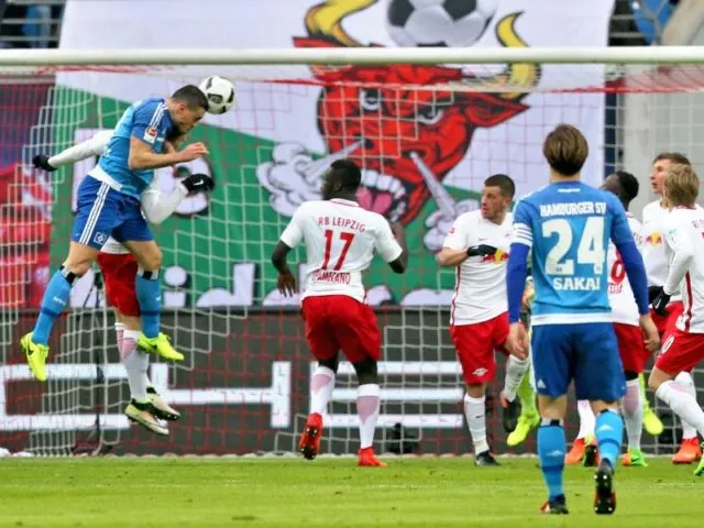 Kyriakos Papadopoulos köpft das 1:0 für den HSV. Foto: Jan Woitas/dpa