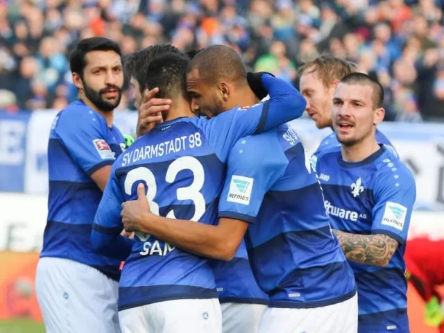 Der SV Darmstadt 98 feiert einen 2:1-Erfolg über Borussia Dortmund. Foto: Frank Rumpenhorst/dpa