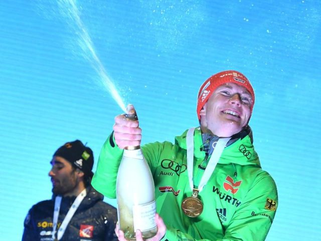 Nach der Siegerehrung ließ Weltmeister Benedikt Doll die Korken knallen. Foto: Martin Schutt/dpa