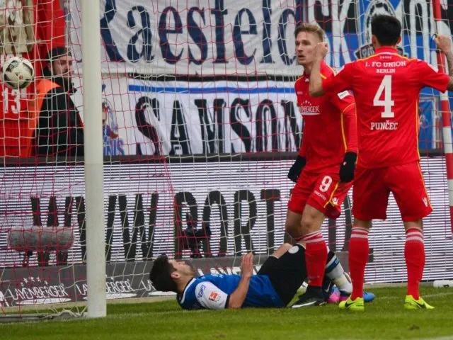 Sebastian Polter und Roberto Puncec (r) von Union feiern den Treffer zum 3:1. Foto: Maurizio Gambarini/dpa