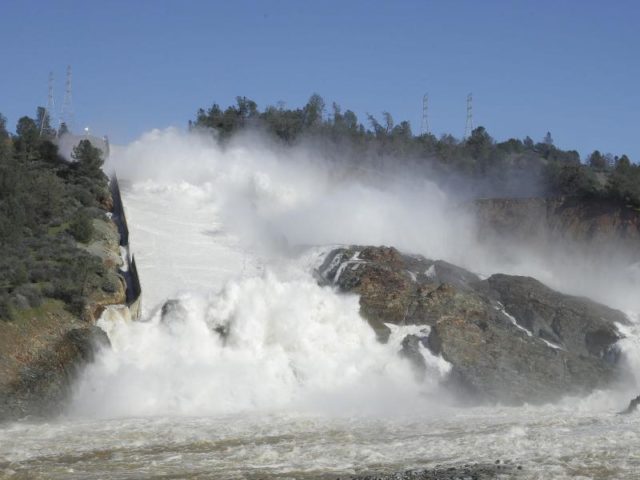 Wassermassen strömen den Überlauf des Oroville-Staudamms hinab. Aus Angst vor einem Bruch des höchsten Staudamms der USA wurden rund 200 000 Anwohner aus dem bedrohten Gebiet gebracht. Foto: Rich Pedroncelli/dpa