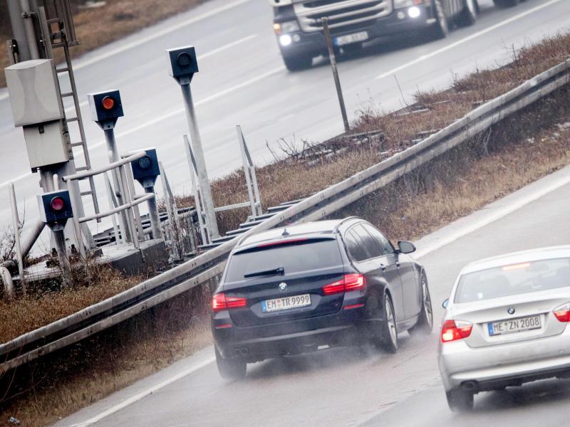 Autofahrer beschwert sich wegen Geldbuße: Verfassungsrichter bezweifeln Blitzer-Zulässigkeit
