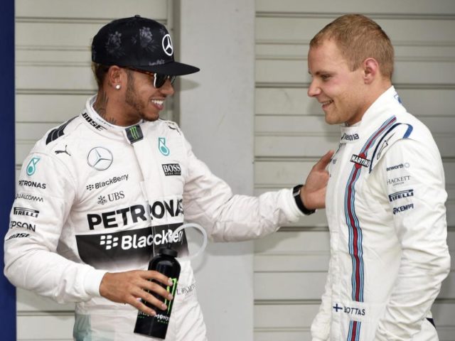Valtteri Bottas muss sich bei Mercedes mit dem dreimaligen Weltmeister Lewis Hamilton (l) messen. Foto: Franck Robichon/dpa