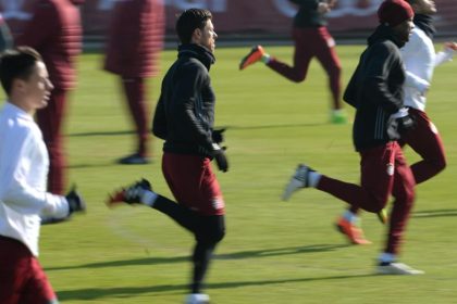Alonso bei Bayern-Training vor Arsenal dabei
