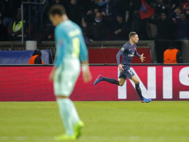 Julian Draxler (r) bejubelt seinen Treffer zum 2:0 für Paris St. Germain. Foto: Michel Euler/dpa