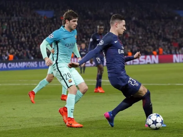 Julian Draxler (r) behauptet den Ball gegen Barcelonas Sergi Roberto. Foto: Francois Mori/dpa