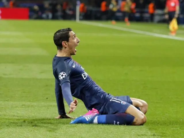 Angel Di Maria feiert seinen Treffer zur 1:0-Führung und rutscht über den Rasen im Pariser Stadion. Foto: Francois Mori/dpa