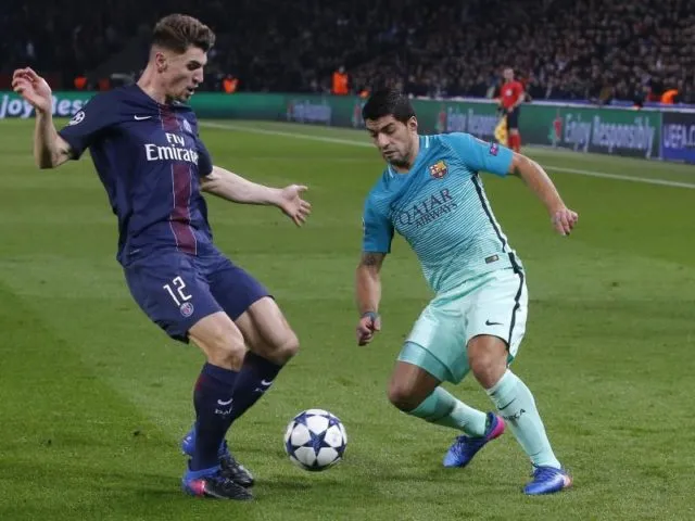 Thomas Meunier (l) blockt erfolgreich Luis Suarez vom FC Barcelona ab. Foto: Michel Euler/dpa