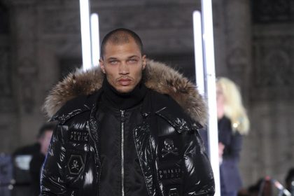 Sexy Ex-Häftling Jeremy Meeks zeigt Mode von Philipp Plein