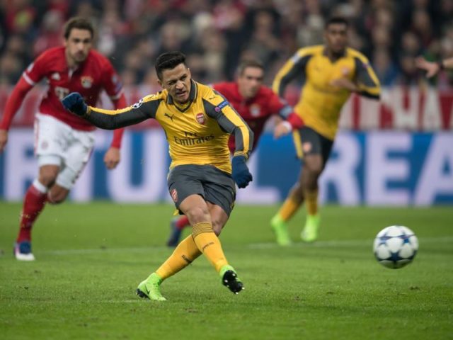 Arsenals Alexis Sanchez schießt einen Elfmeter den Bayern-Keeper Neuer allerdings parieren kann. Foto: Sven Hoppe/dpa