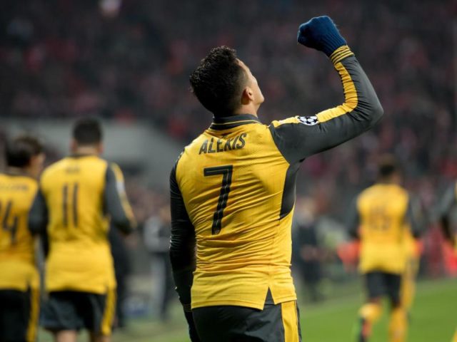 Im Nachsetzen kann Sanchez den Ball dann doch noch für Arsenal im Tor versenken. Foto: Sven Hopppe/dpa