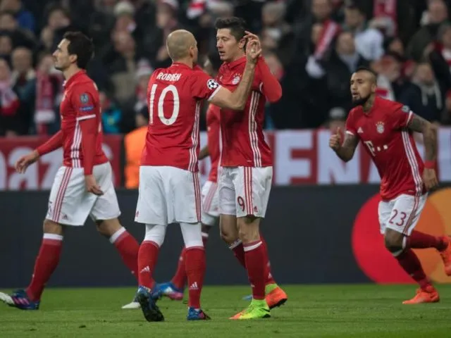 Torschütze Robert Lewandowski (r) jubelt mit Arjen Robben über den Treffer zum 2:1. Foto: Sven Hoppe/dpa
