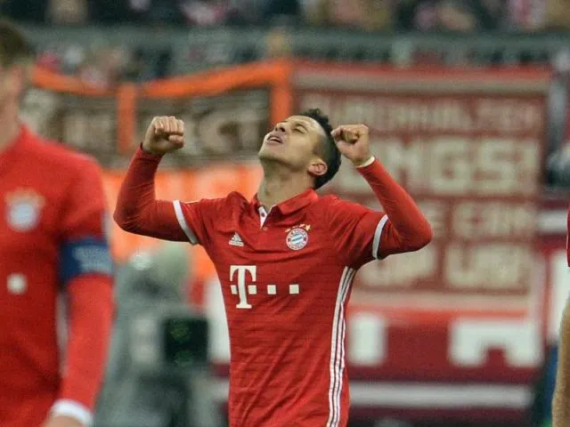Thiago (M) hat die Tore zum 3:1 und 4:1 für den FC&nbsp;Bayern München erzielt. Foto: Andreas Gebert/dpa