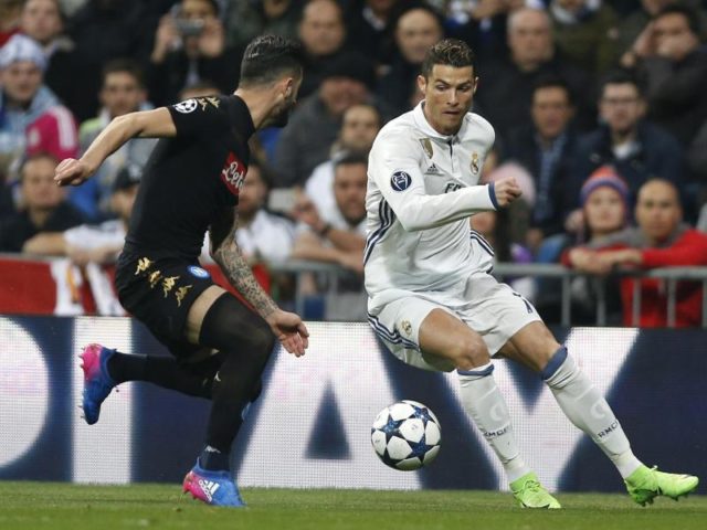 Cristiano Ronaldo (r.) im Duell mit Neapels Elseid Hysaj. Foto: Daniel Ochoa De Olza/dpa