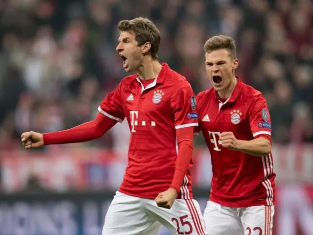 Es müllert wieder: Thomas Müller (l) jubelt mit Joshua Kimmich über sein Tor zum 5:1-Endstand. Foto: Sven Hoppe/dpa