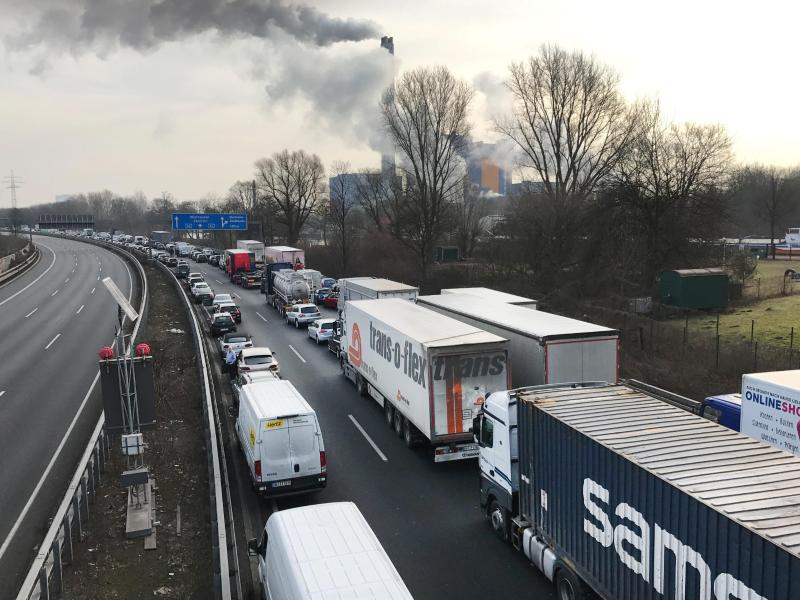 Ätzende Dampfwolke sorgt nach Chemieunfall in Oberhausen für Großalarm