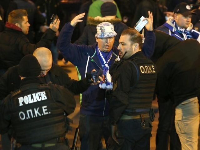 Polizisten kontrollieren in Thessaloniki Fans vom FC Schalke 04, die sie in Bussen zum Stadion fahren. Foto: Ina Fassbender/dpa